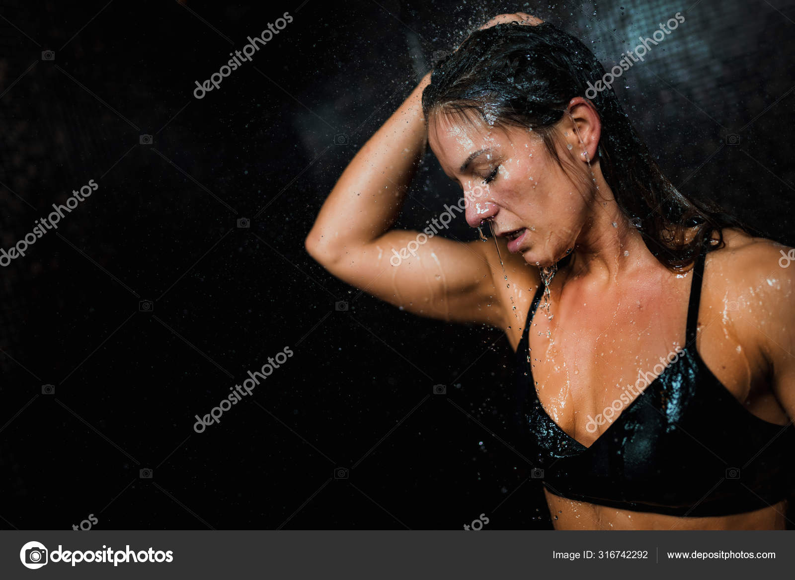 Heiße Brünette Macht Eine Dusche Für Ihr Körper Heiße Brünette Macht Eine Dusche Für Ihr Körper