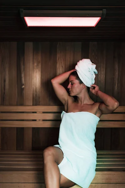 Sıcak Saunada Oturan Rahatlayan Kadın — Stok fotoğraf