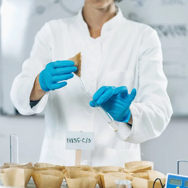 Laboratorium Voor Bodembemonstering Vrouwelijke Bioloog Witte Vacht Die Water Bodemmonster — Stockfoto