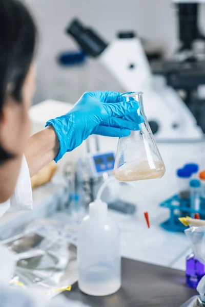 Hände Handschuhen Von Wissenschaftlerinnen Labor Schütteln Glasflaschen Mit Gelösten Bodenproben — Stockfoto
