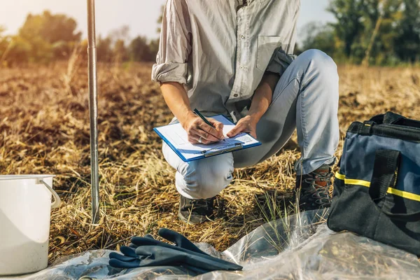 土壌検査 女性農学者が現場でメモを取る 環境保護 有機土壌認証 — ストック写真