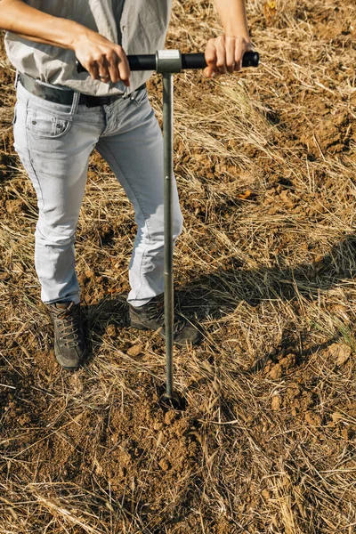 Образец Почвы Женщина Агроном Берет Образец Пробы Почвенного Зонда Защита — стоковое фото