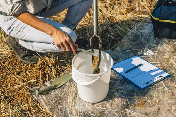 Pobieranie Próbek Gleby Samica Agronomii Pobiera Próbkę Sondą Glebową Ochrona — Zdjęcie stockowe