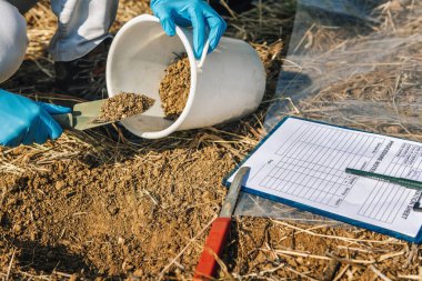 Toprak testi. Tarım Uzmanı doğurganlık analizi için toprak örneği alıyor. Eldivenli eller, yaklaşın. Çevre koruma, organik toprak sertifikası, saha çalışması, araştırma