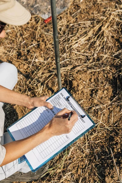 Bodemtest Vrouwelijke Agronomist Neemt Notities Het Veld Milieubescherming Biologische Bodemcertificering — Stockfoto