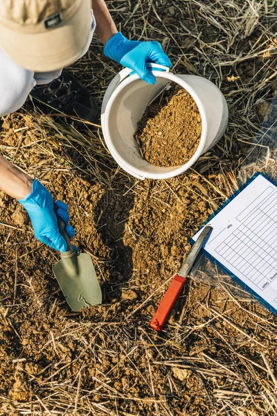 Bodemonderzoek Agronomie Specialist Nemen Van Bodemmonster Voor Vruchtbaarheidsanalyse Handen Handschoenen — Stockfoto