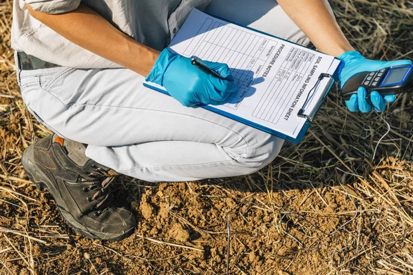 Het Meten Van Bodemtemperatuur Met Thermometer Vrouwelijke Landbouwkundige Die Bodemtemperatuur — Stockfoto