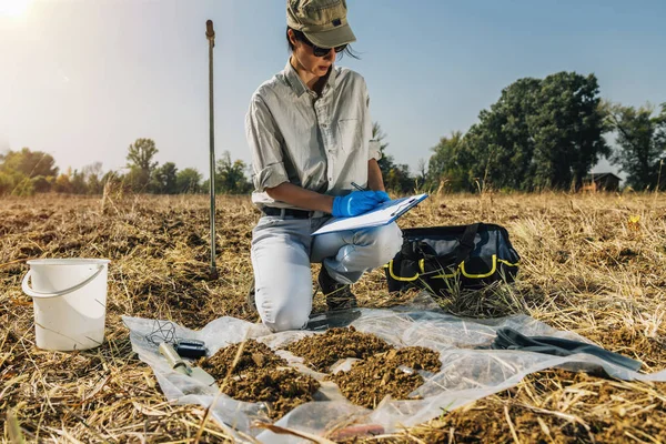 Prueba Suelo Mujer Agrónoma Tomando Notas Campo Protección Del Medio —  Fotos de Stock