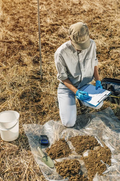 Prueba Suelo Mujer Agrónoma Tomando Notas Campo Protección Del Medio —  Fotos de Stock