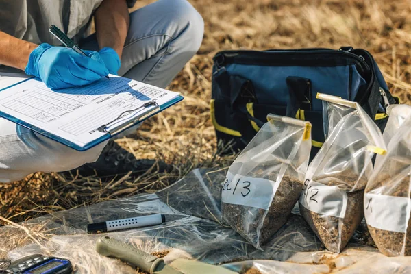 Badanie Gleby Samica Agronomii Robi Notatki Terenie Ochrona Środowiska Certyfikacja — Zdjęcie stockowe