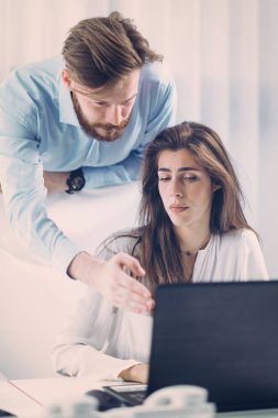 İşyeri zorbalığı. Genç hırslı erkek patron iş yerinde genç kadınları küçük düşürüyor, iş yerinde cinsiyet ayrımcılığı yapıyor. Psikolojik taciz.