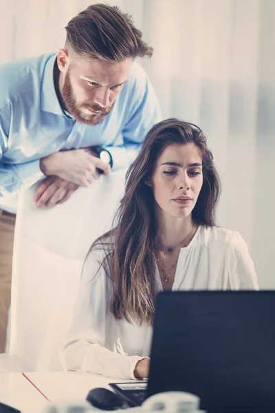 Pressione Sul Lavoro Giovane Ambizioso Capo Sesso Maschile Piedi Dietro — Foto Stock