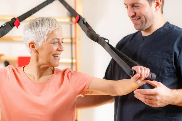 Seniorinnen Trainieren Arme Mit Trageschlaufen Fitnessstudio Mit Coachs Hilfe — Stockfoto