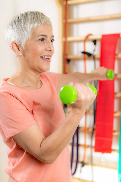 Портрет пожилой женщины с гантелями 