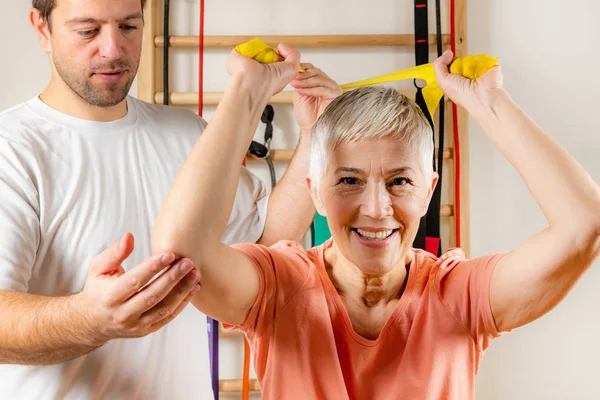 Seniorin Trainiert Mit Gummiband Fitnessstudio — Stockfoto