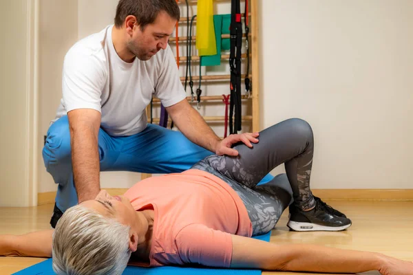 Fysioterapeut Eller Tränare Sträcker Äldre Kvinna Träningsmatta Gymmet — Stockfoto