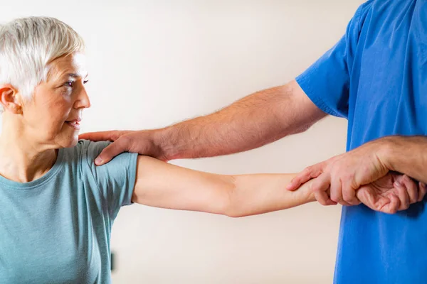 Therapist Checking Senior Womans Arm Physical Therapy Office — Stock Photo, Image