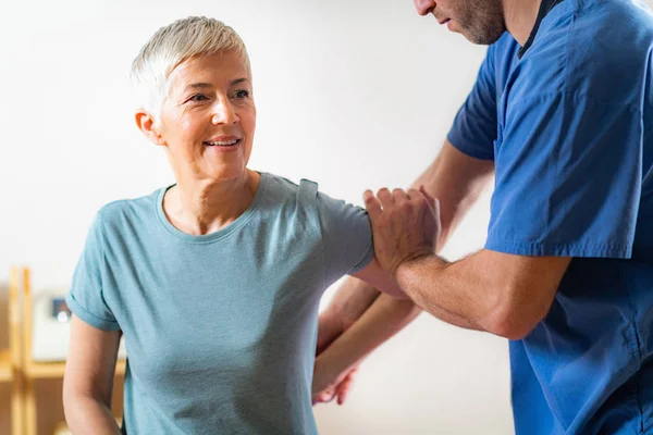 Seniorin Besucht Physiotherapeutin — Stockfoto