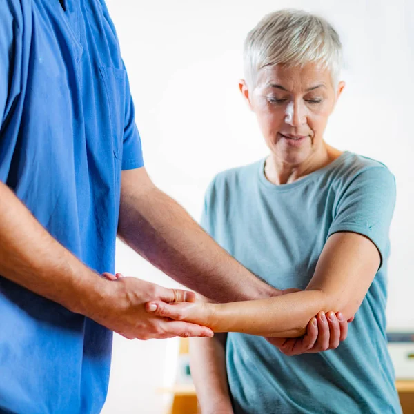 Терапевт Проверяет Руки Пожилых Женщин Отделении Физиотерапии — стоковое фото