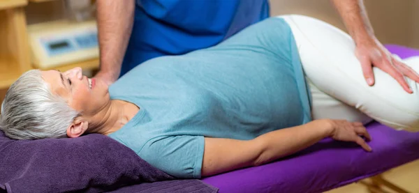 Fisioterapeuta Trabajando Con Paciente Senior Clínica — Foto de Stock