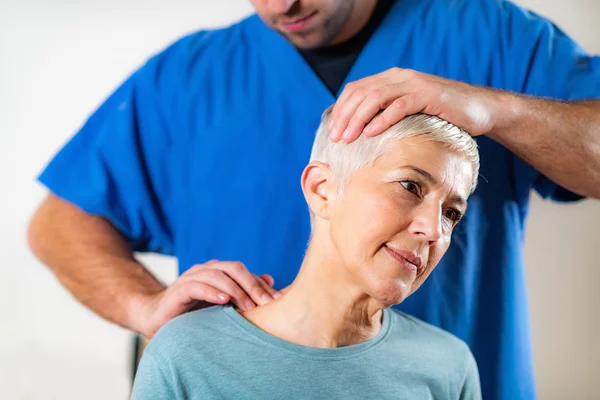 Physiotherapeutin Streckt Älteren Frauen Den Nacken — Stockfoto