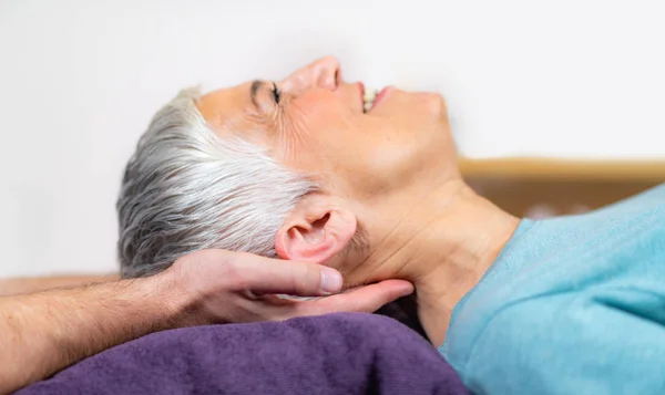 Sjukgymnast Undersöka Senior Woman — Stockfoto