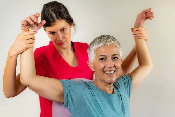 Fisioterapista Esaminando Donna Anziana — Foto Stock