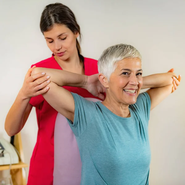 Physiotherapeut Untersucht Seniorin — Stockfoto