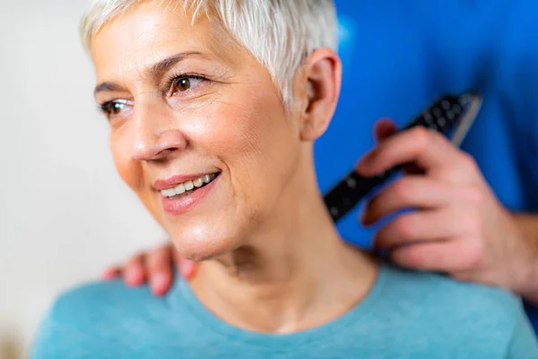 Laserphysikalische Therapie Physiotherapeut Behandelt Seniorin Klinik — Stockfoto