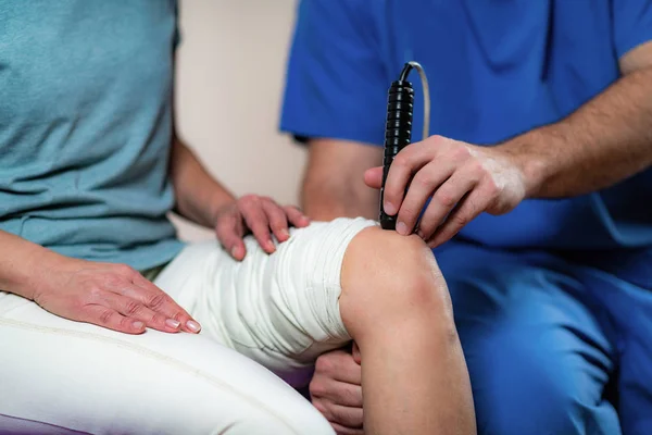 Physiothérapie Laser Physiothérapeute Traitant Genou Une Femme Âgée Dans Une — Photo