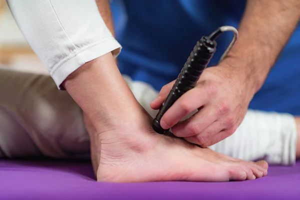 Laserová Fyzikální Terapie Fyzioterapeut Léčí Nohu Starší Ženy Klinice — Stock fotografie