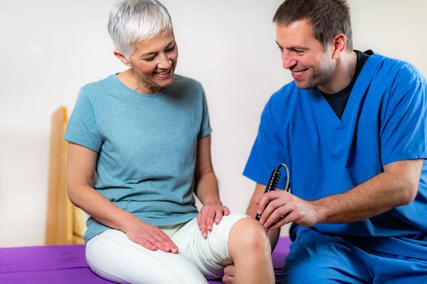 Laserphysikalische Therapie Physiotherapeut Behandelt Knie Einer Seniorin Klinik — Stockfoto