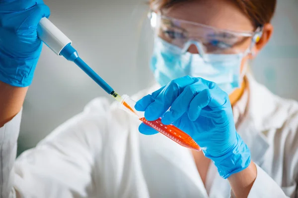 Pesquisador Células Estaminais Trabalhando Laboratório — Fotografia de Stock