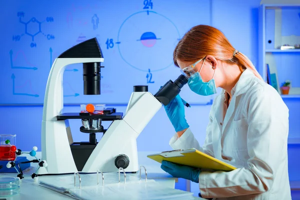 Vetenskaplig Laboratorieforskning Bioteknikforskare Antecknar — Stockfoto