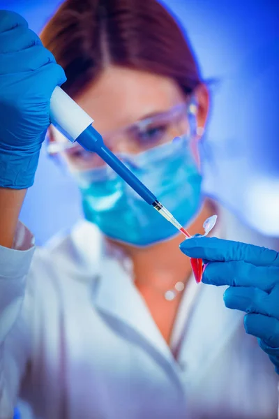 Female Researcher Using Micro Pipette — Stock Photo, Image