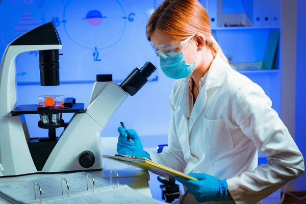 Recherche Scientifique Laboratoire Scientifique Biotechnologie Prend Des Notes — Photo