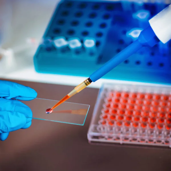 Cientista Feminina Pesquisando Amostras Laboratório — Fotografia de Stock