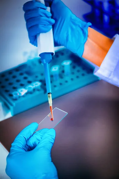 Cientista Feminina Pesquisando Amostras Laboratório — Fotografia de Stock