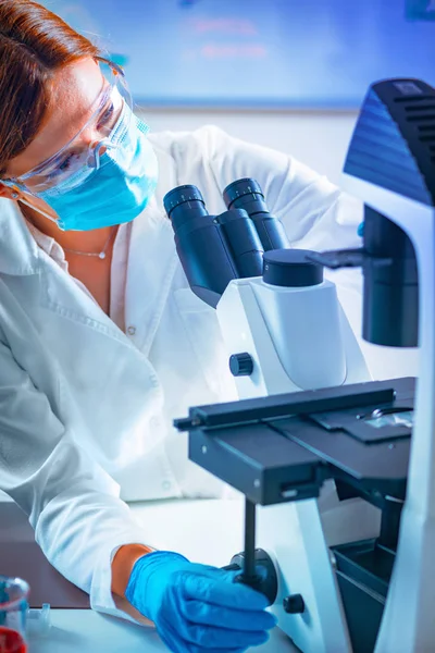 Cientista Feminina Pesquisando Amostras Laboratório — Fotografia de Stock