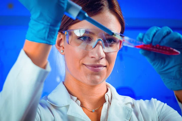 Biotecnologia Cientista Que Trabalha Laboratório Biotecnologia — Fotografia de Stock