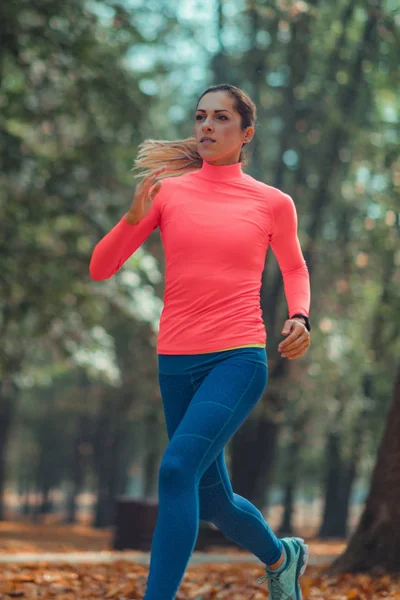 Kadın Koşuyor Doğa Açık Park — Stok fotoğraf