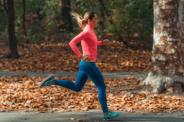 Mulher Correr Natureza Parque Livre — Fotografia de Stock