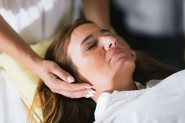Terapeuta Reiki Przesyłający Energię Pokojowa Kobieta Leżąca Zamkniętymi Oczami — Zdjęcie stockowe