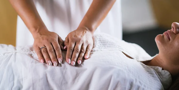 Terapeuta Feminina Realizando Tratamento Terapêutico Reiki Mãos Sobre Estômago Mulher — Fotografia de Stock