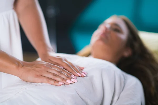 Vrouwelijke Therapeut Die Reiki Therapie Behandeling Uitvoert Handen Buik Van — Stockfoto