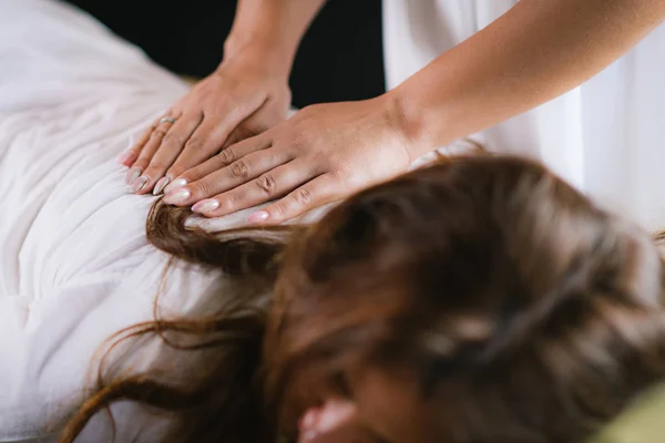 Terapeuta Reiki Balancing Chakras Conceito Cura Energia — Fotografia de Stock