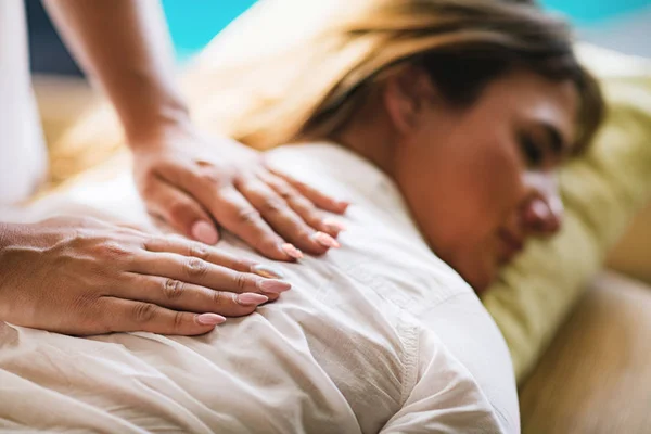 Terapeuta Reiki Balancing Chakras Conceito Cura Energia — Fotografia de Stock