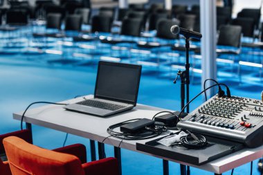 Boş basın konferans salonunda dizüstü bilgisayar ve ses karıştırıcı. 