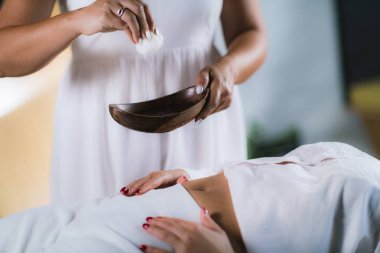 Filipin Psişik Cerrahi Şifacı Tedaviye Hazırlanıyor. Tahta kasede pamuk yumağı ve su kullanmak.