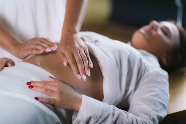 Filipin Psişik Cerrahı Kadın Hastayla Tedavi Yapıyor. Ellerini Hastaların Göbeğinden Kaldırıyor 